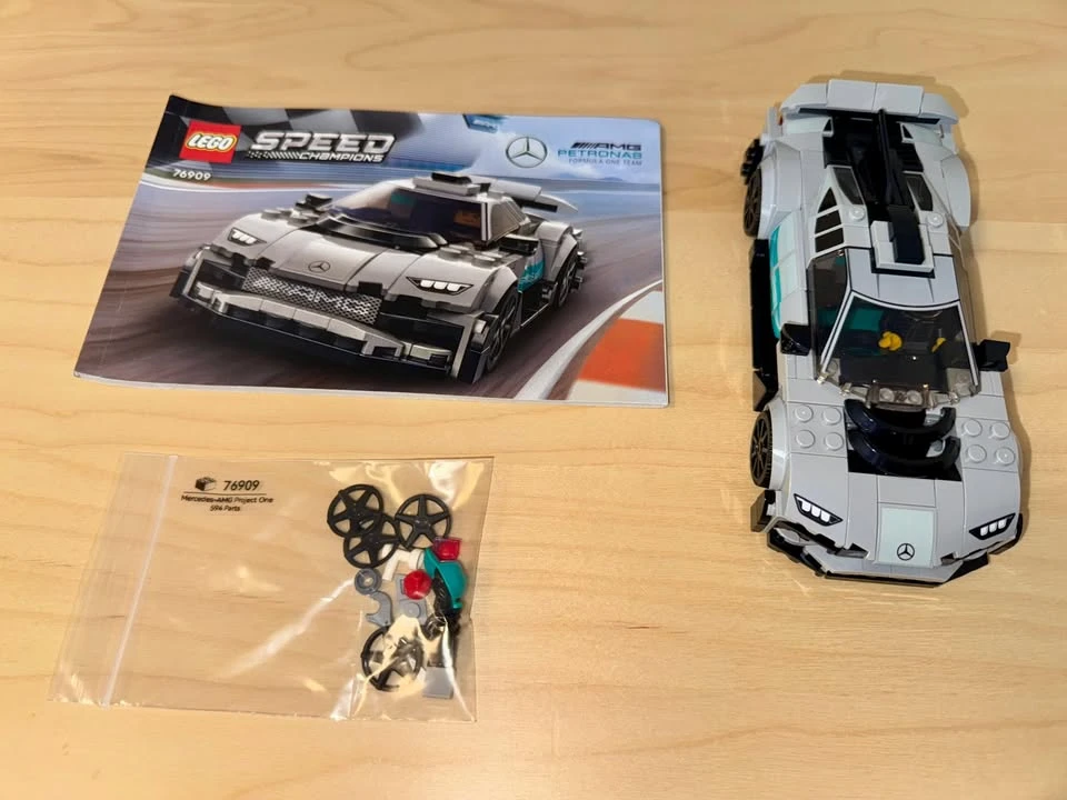 76909 Mercedes-AMG F1 W12 E Performance & Mercedes-AMG Project One — משומש - כמו חדש